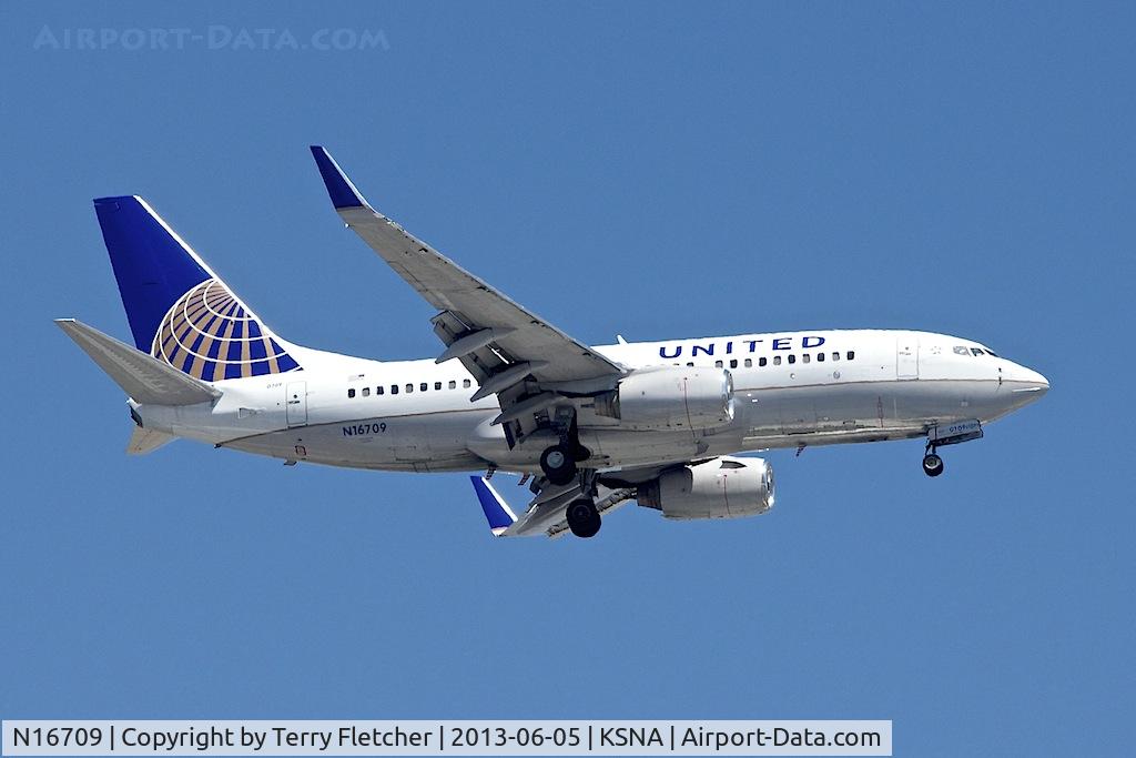 N16709, 1998 Boeing 737-724 C/N 28779, On approach to John Wayne , Orange County Airport , Santa Ana , California