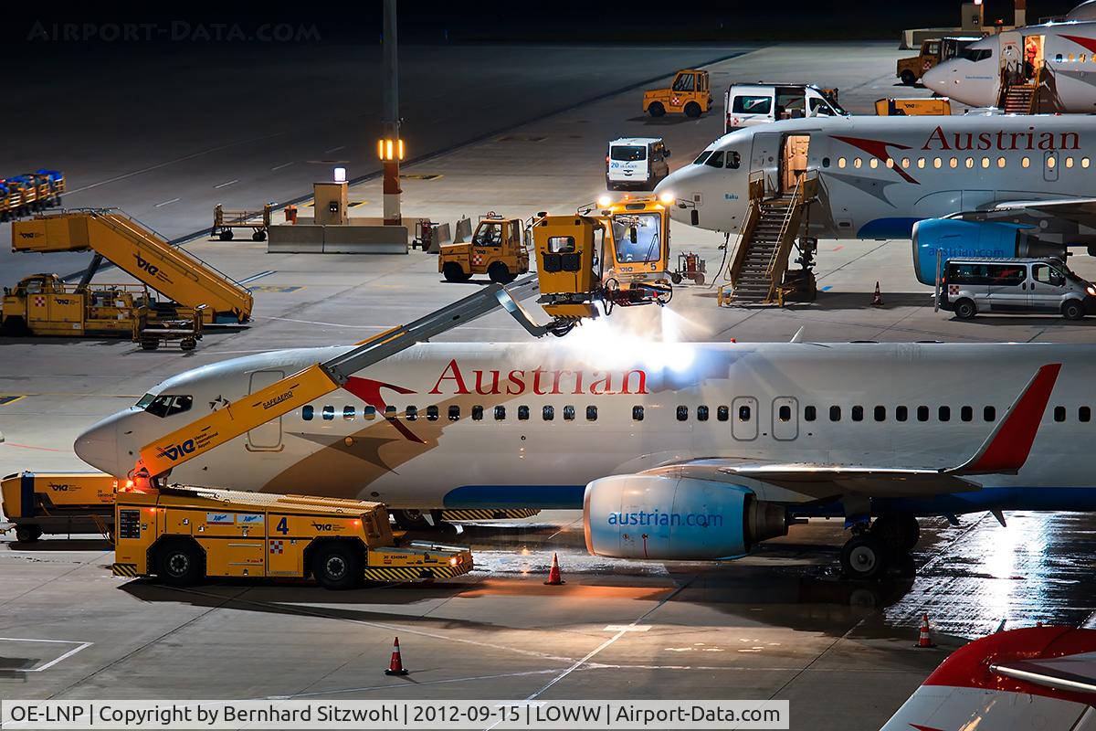 OE-LNP, 2002 Boeing 737-8Z9 C/N 30420, Cleaning