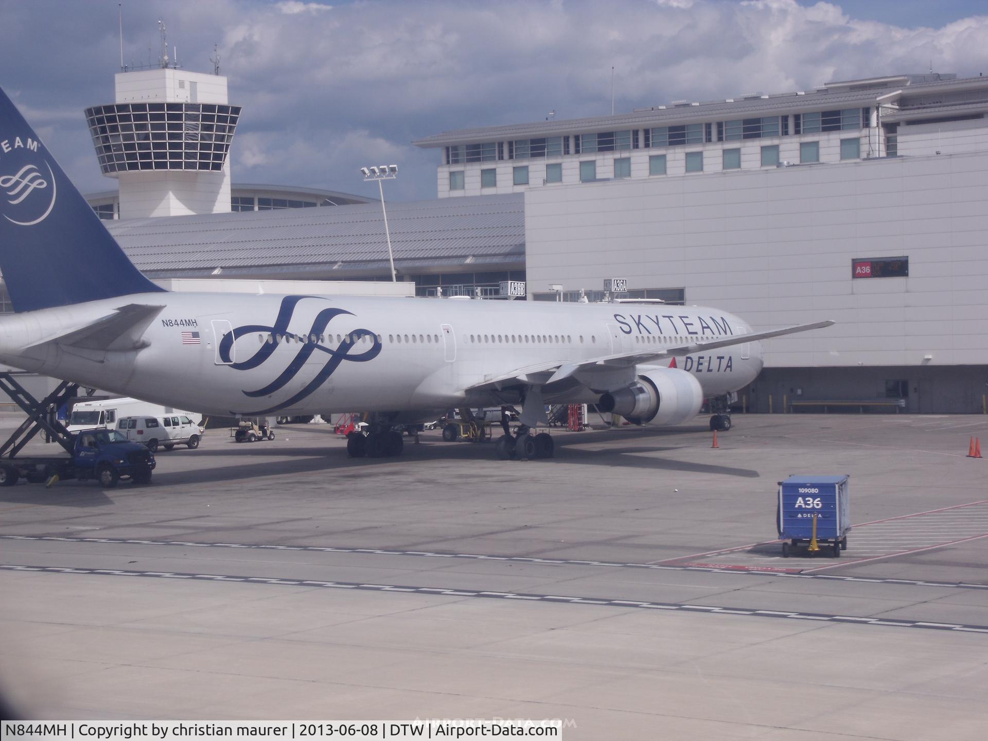 N844MH, 2002 Boeing 767-432/ER C/N 29717, 767-432