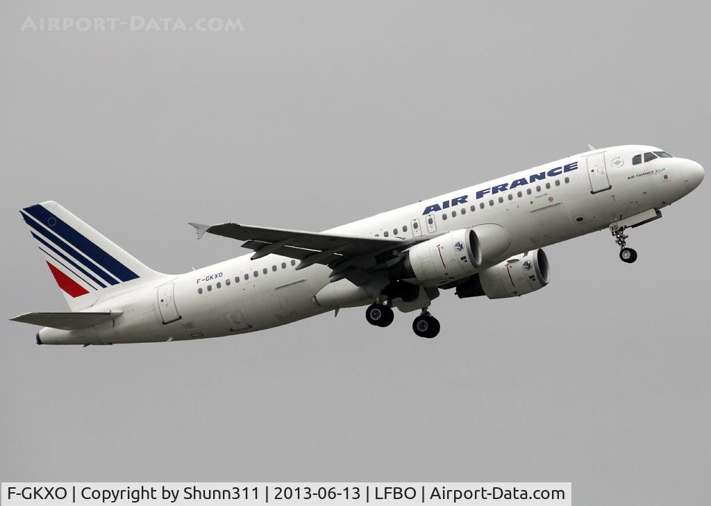 F-GKXO, 2008 Airbus A320-214 C/N 3420, Taking off rwy 32L