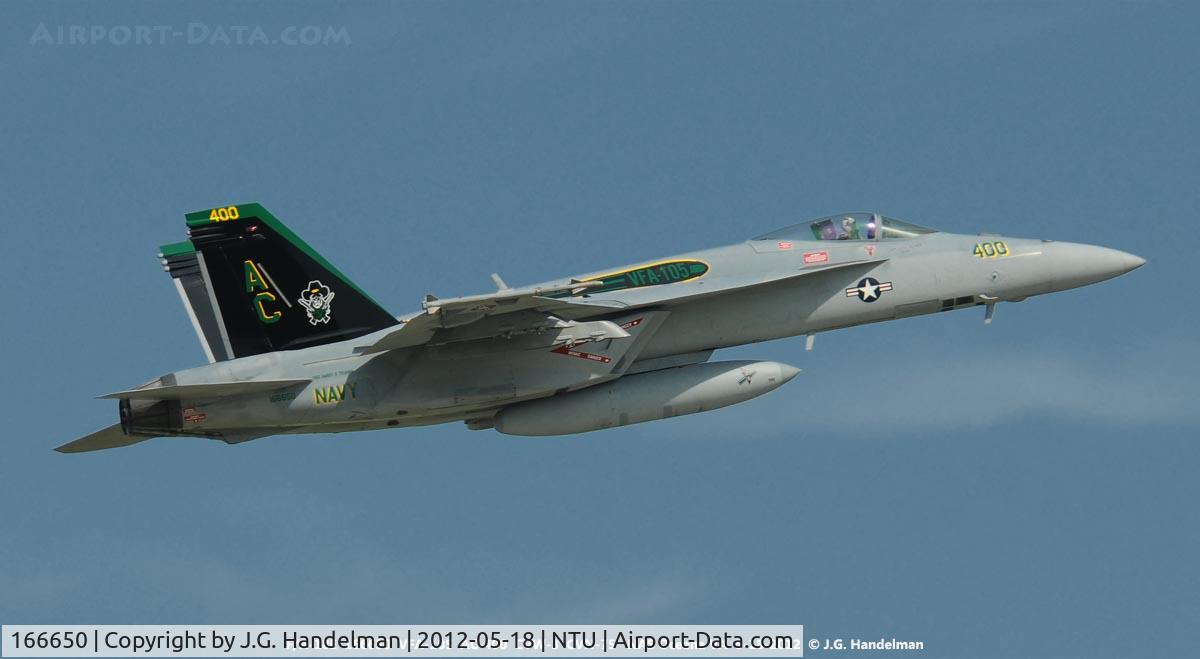 166650, Boeing F/A-18E Super Hornet C/N E113, Climbing out.