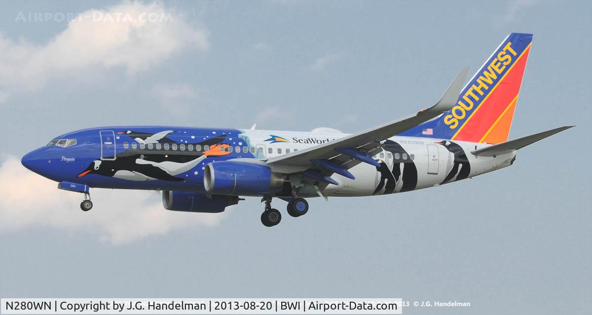 N280WN, 2007 Boeing 737-7H4 C/N 32533, Penguin One on final.