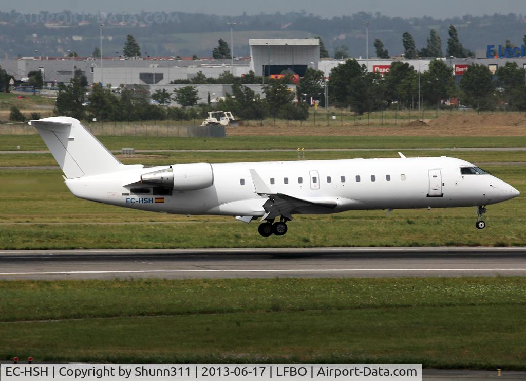EC-HSH, 2000 Canadair CRJ-200ER (CL-600-2B19) C/N 7466, Landing rwy 14R in all white c/s