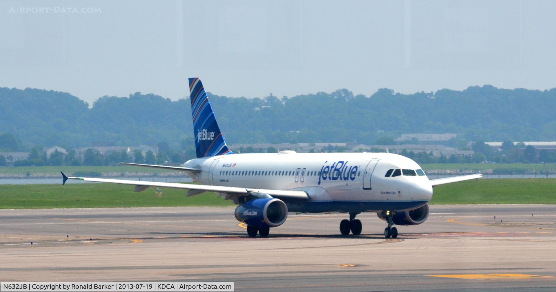 N632JB, 2006 Airbus A320-232 C/N 2647, Turning off the runway DCA