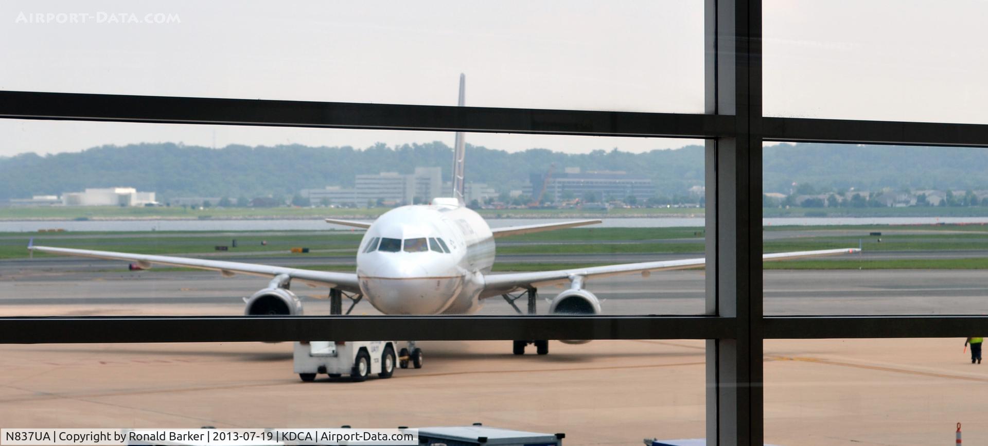 N837UA, 2001 Airbus A319-131 C/N 1474, Push back DCA