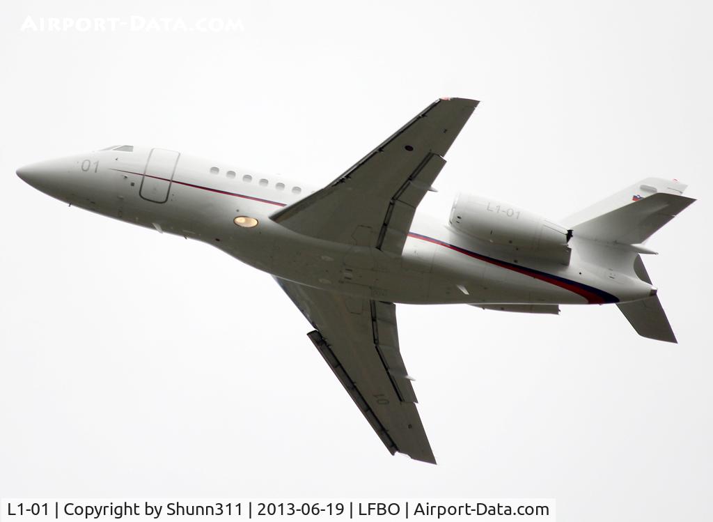 L1-01, 2003 Dassault Falcon 2000EX C/N 15, Taking off from rwy 32L