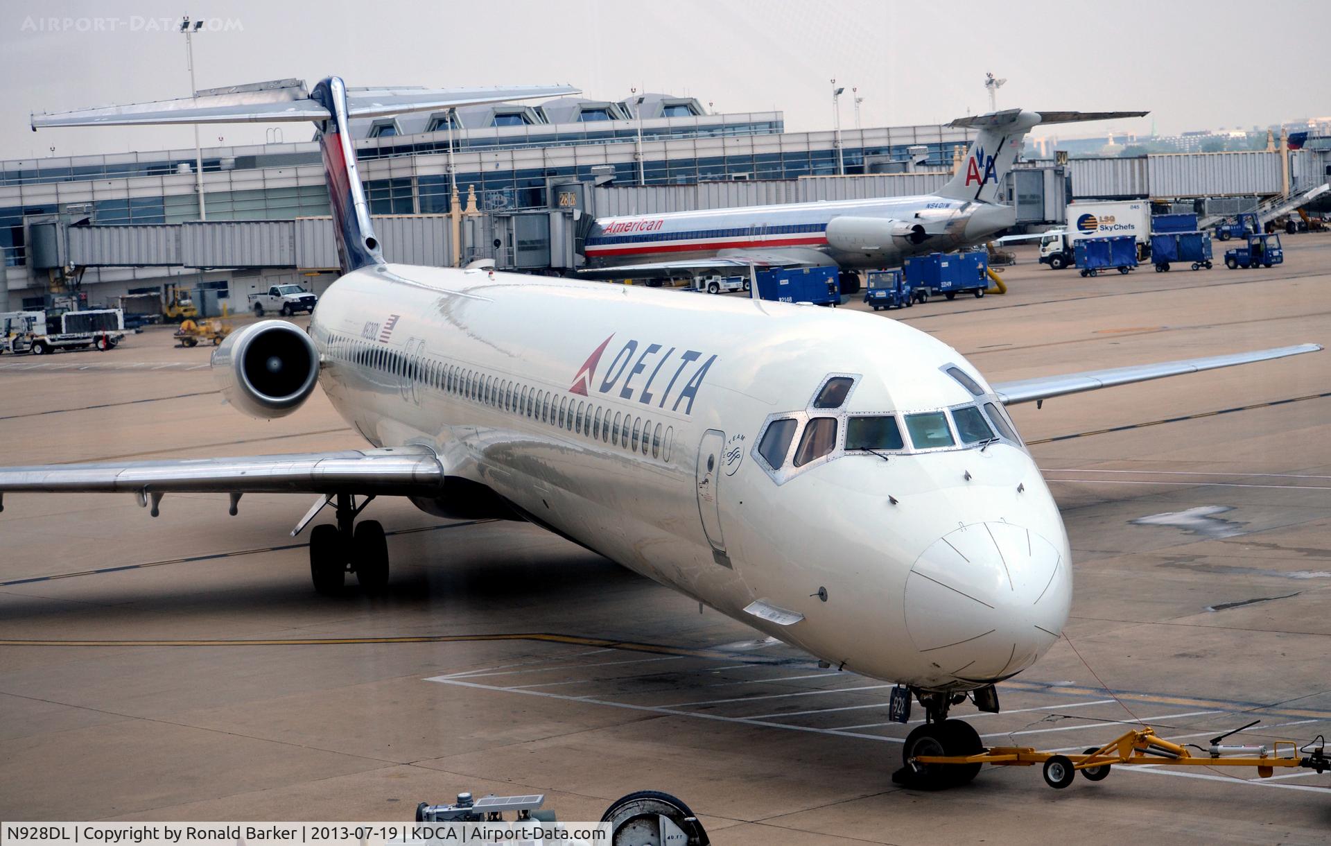 N928DL, 1988 McDonnell Douglas MD-88 C/N 49715, Pushback from gate 15, National