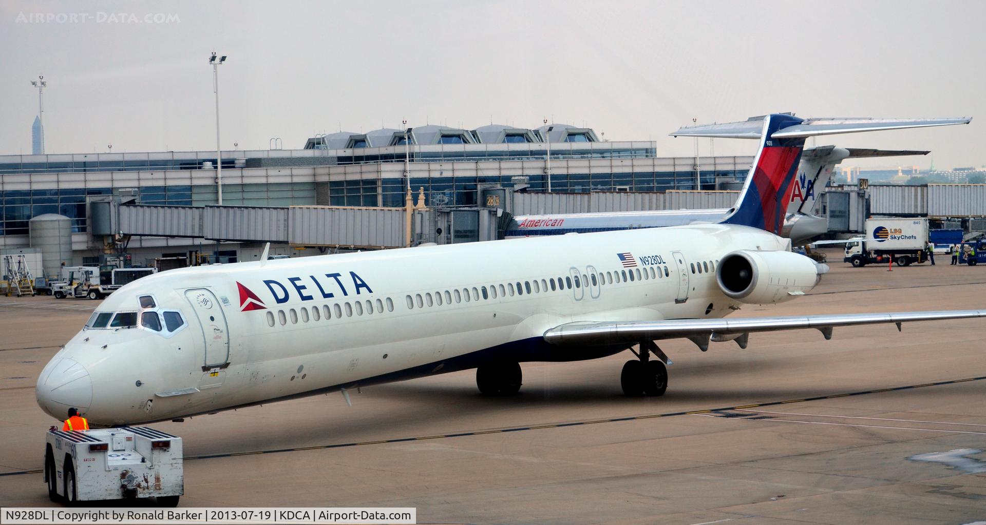 N928DL, 1988 McDonnell Douglas MD-88 C/N 49715, Pushback from gate 15 National