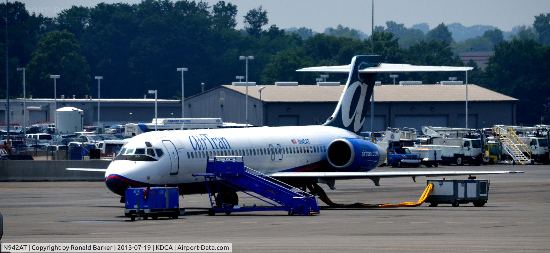 N942AT, 1999 Boeing 717-200 C/N 55005, Waiting on the ramp DCA