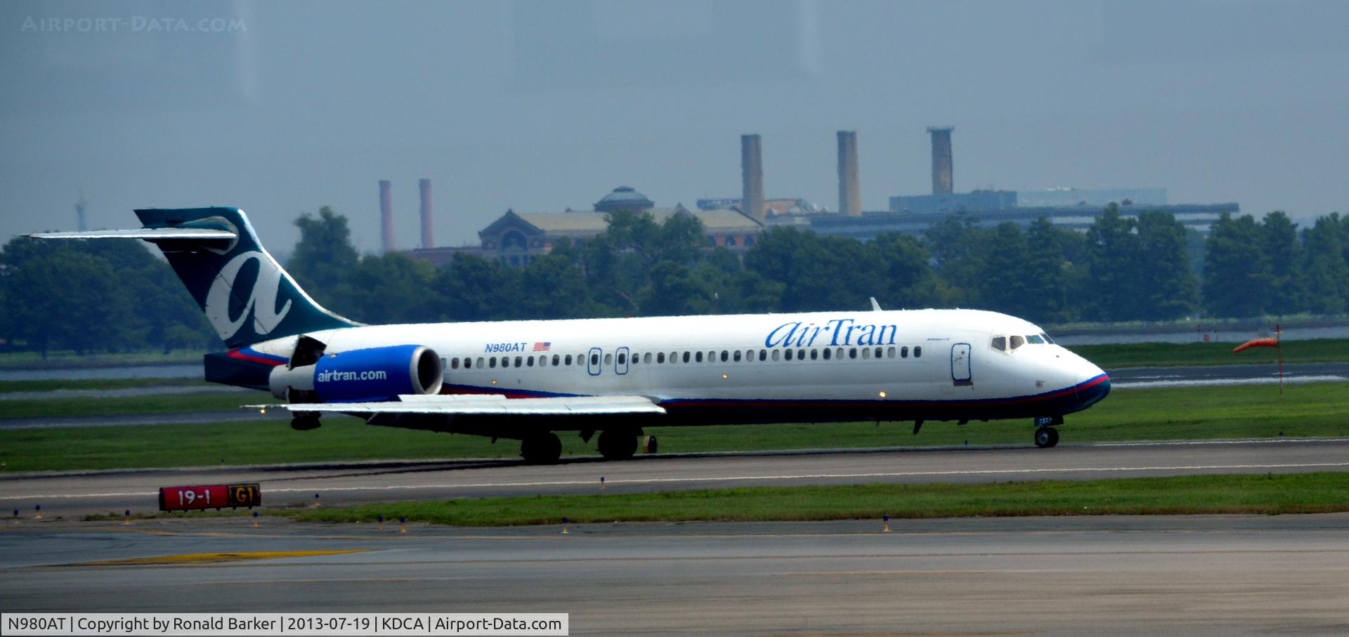 N980AT, 2002 Boeing 717-200 C/N 55039, Landing roll, check the thrust reversers DCA
