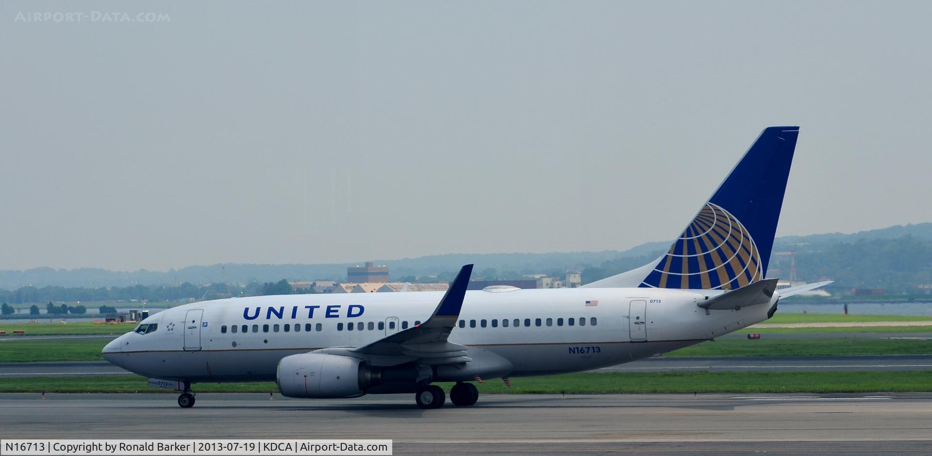N16713, 1998 Boeing 737-724 C/N 28784, Taxi DCA