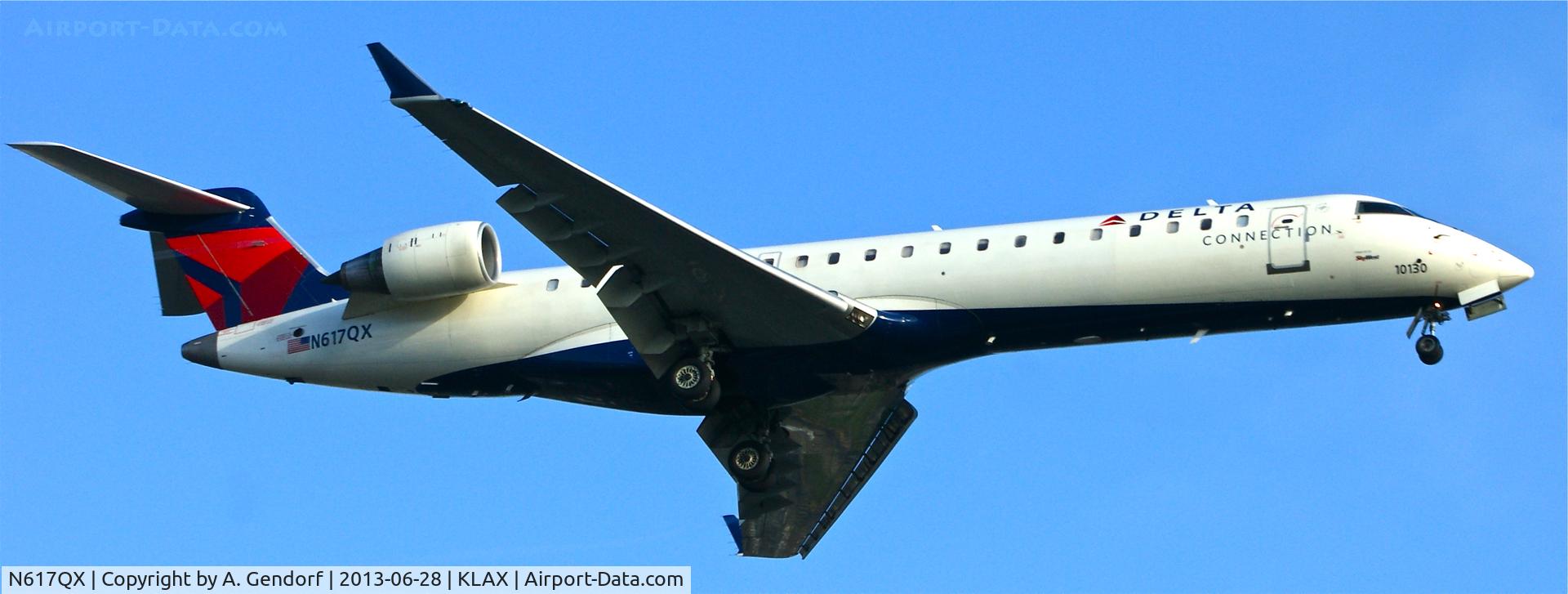 N617QX, 2003 Bombardier CRJ-701 (CL-600-2C10) Regional Jet C/N 10130, Sky West (Delta Connection cs.), is approaching Los Angeles Int´l(KLAX)
