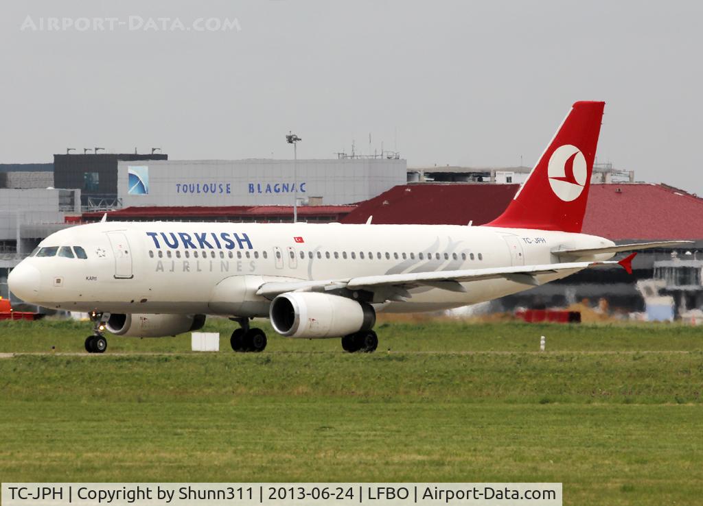 TC-JPH, 2007 Airbus A320-232 C/N 3185, Lining up rwy 32L for departure...