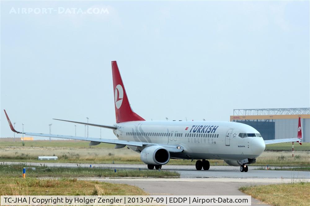 TC-JHA, 2008 Boeing 737-8F2 C/N 35740, Daily IST shuttle at the junction of twy N and W....