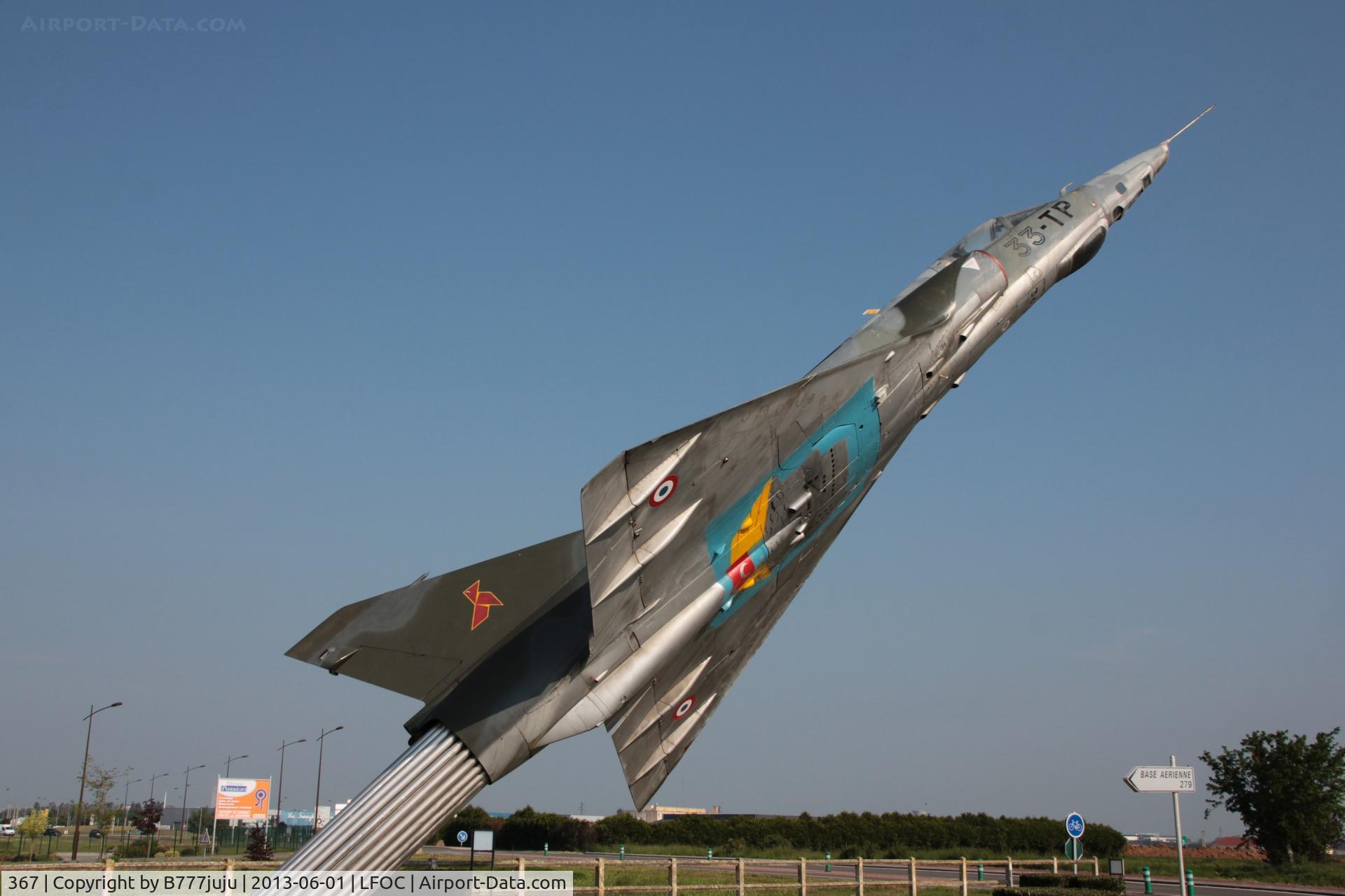 367, Dassault Mirage IIIRD C/N 367, on pole at Chateaudun Air Base