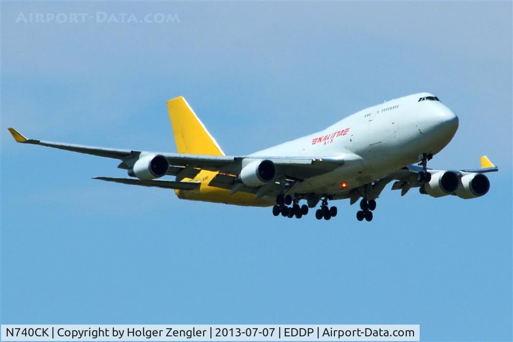 N740CK, 1989 Boeing 747-4H6 C/N 24405, Inbound traffic for rwy 08R on final with a twinkle....