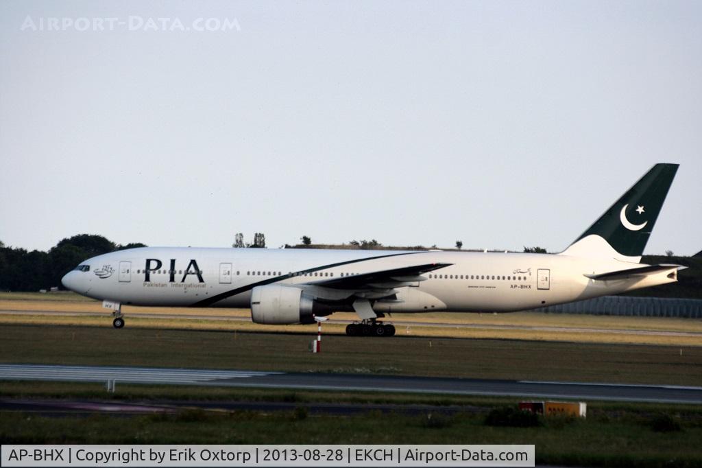 AP-BHX, 2007 Boeing 777-240/ER C/N 35296, AP-BHX just arrived on rw 22L