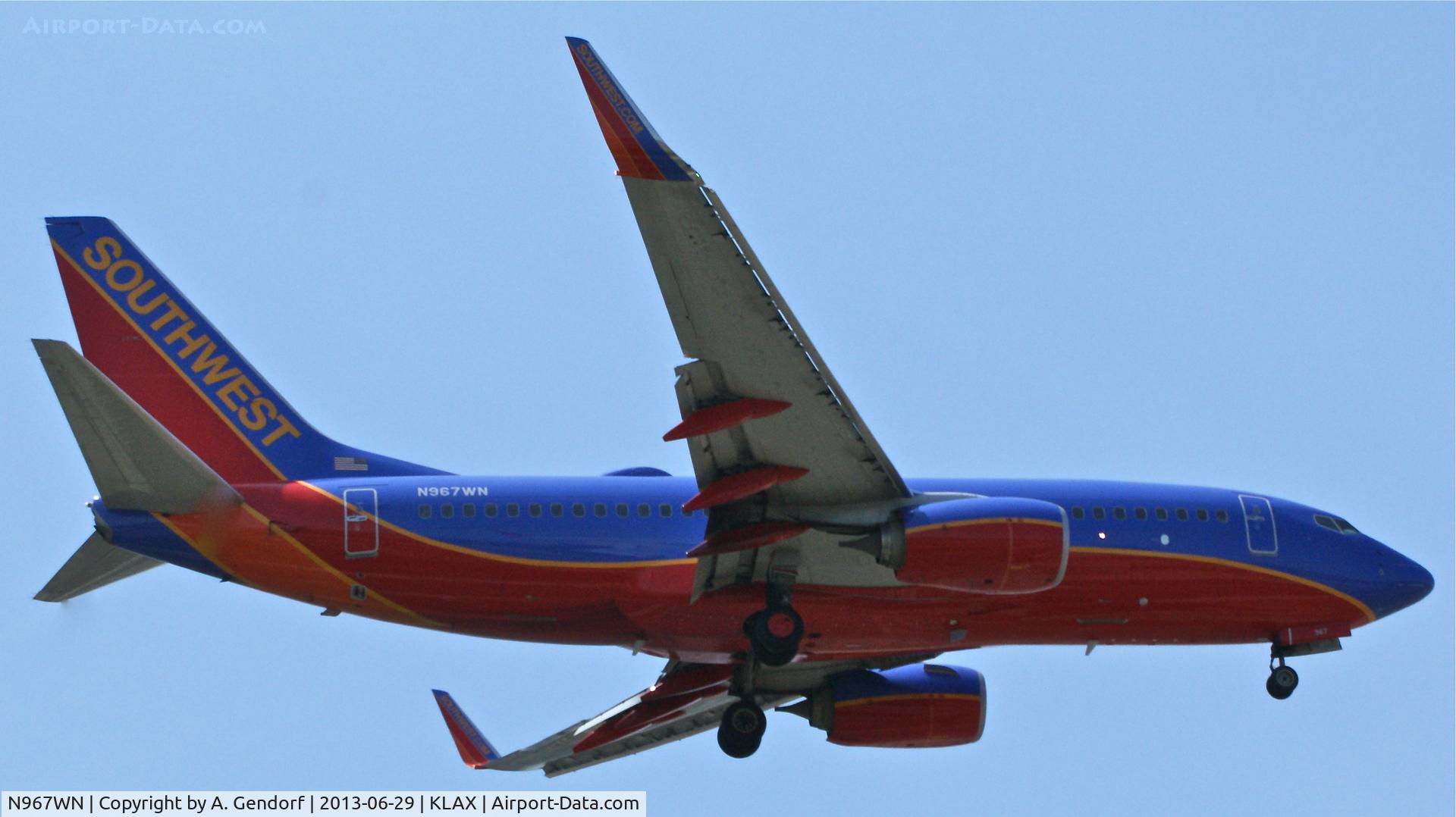 N967WN, 2011 Boeing 737-7H4 C/N 36967, Southwest Airlines, is approaching RWY 24R at Los Angeles Int´l(KLAX)