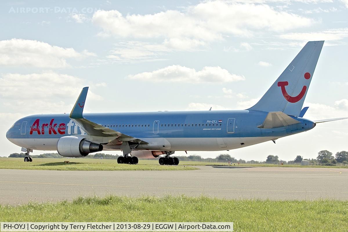 PH-OYJ, 2000 Boeing 767-304 C/N 29384, At Luton Airport UK