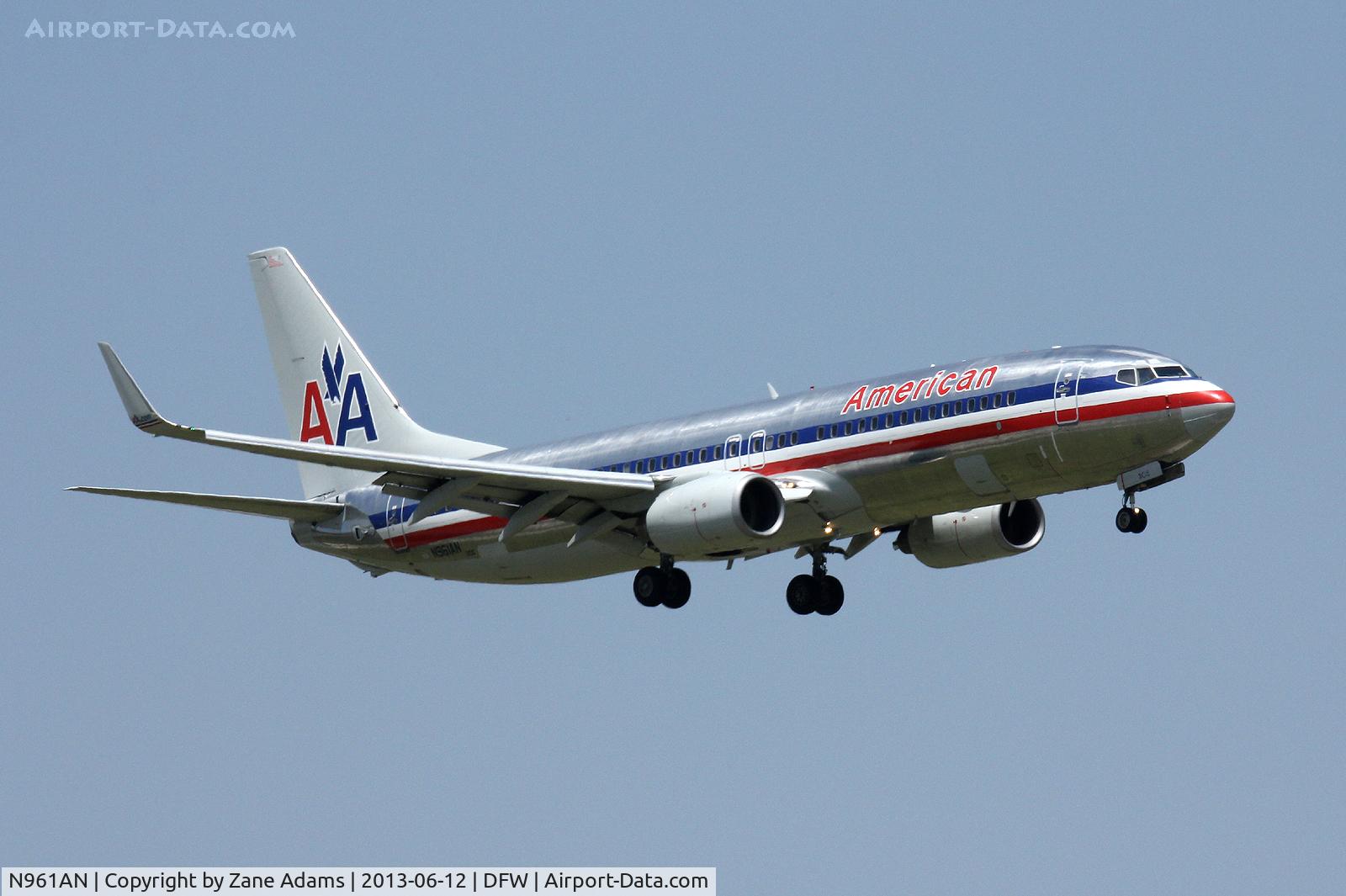 N961AN, 2001 Boeing 737-823 C/N 30092, Landing at DFW Airport