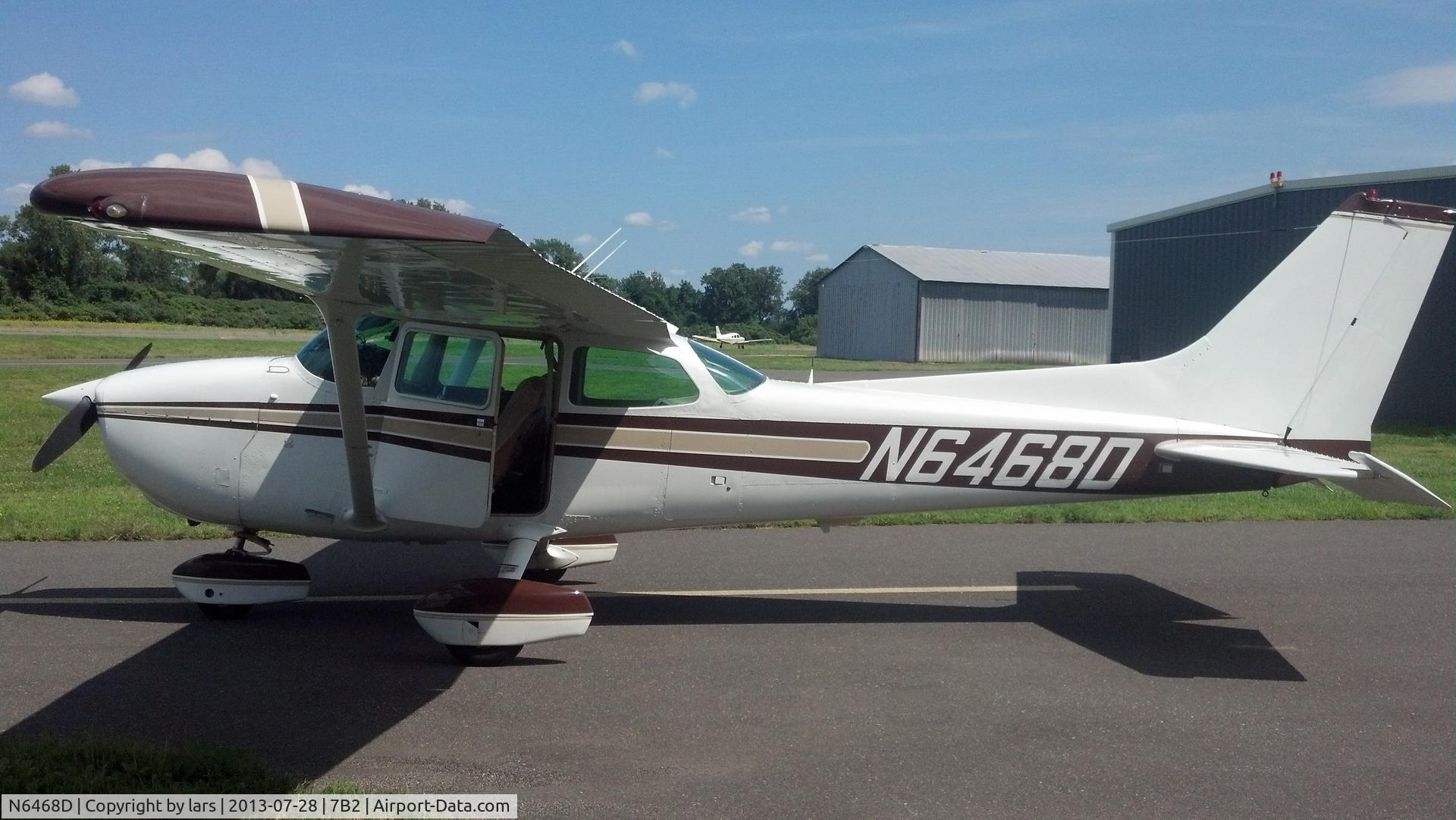N6468D, 1979 Cessna 172N C/N 17272819, on the taxiway in the sun.