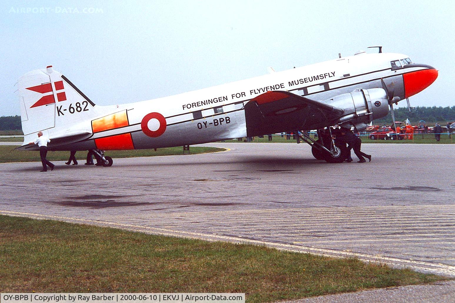 OY-BPB, 1943 Douglas C-47A-85-DL (DC-3A) Skytrain C/N 20019, Douglas DC-3C-47A-85-DL Skytrain [20019] (Flyvende Museumfly) Stauning~OY 10/06/2000