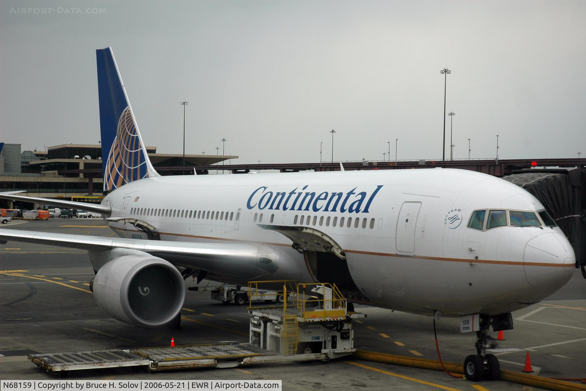 N68159, 2001 Boeing 767-224/ER C/N 30438/845, at the gate, loading luggage & passengers