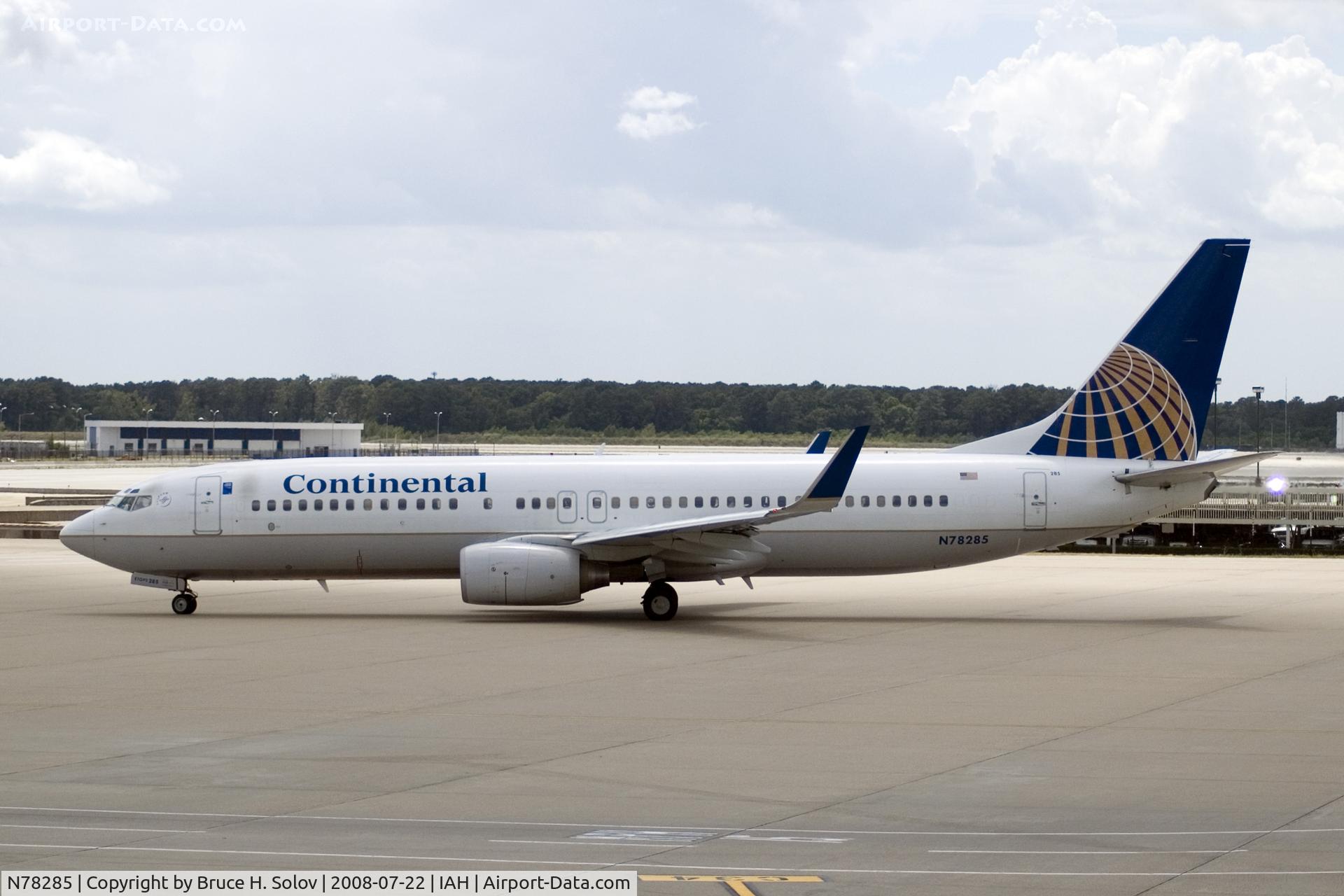 N78285, 2004 Boeing 737-824 C/N 33452, on the tarmac