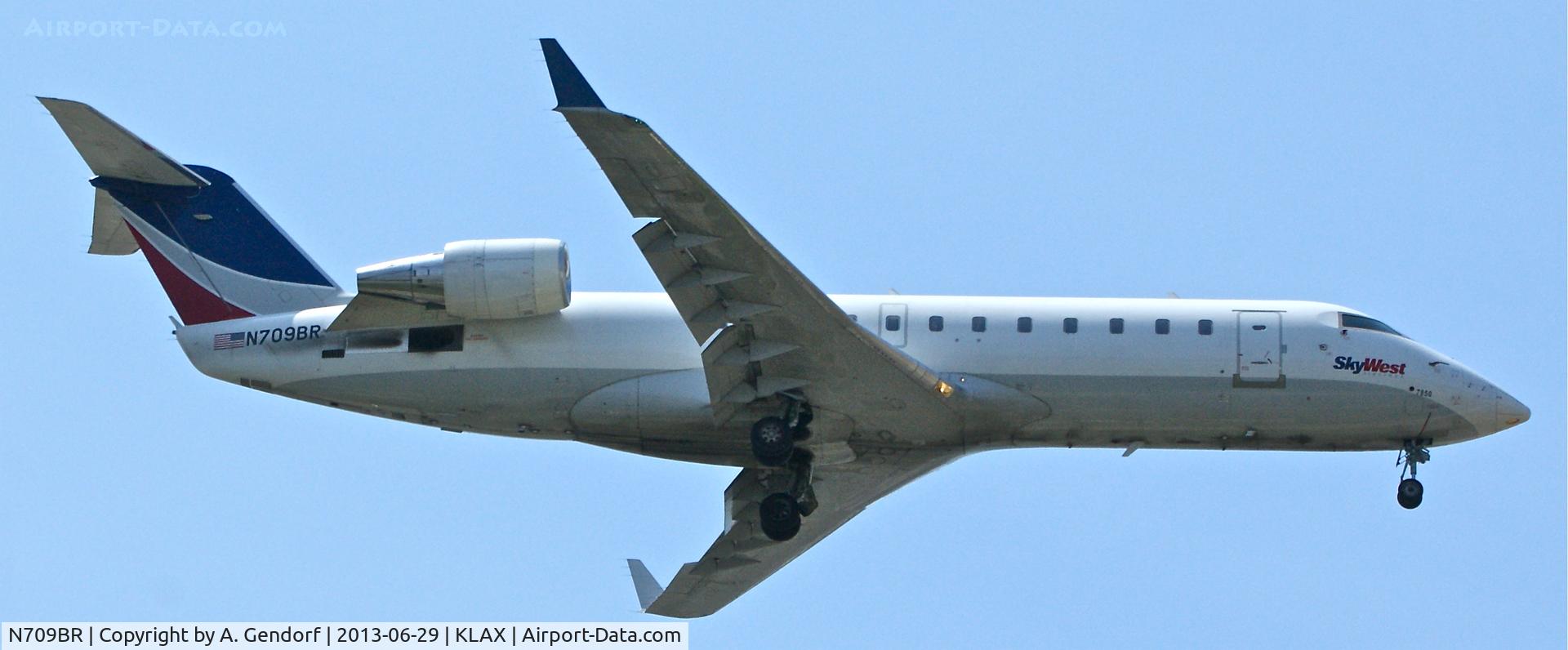 N709BR, 2003 Bombardier CRJ-200ER (CL-600-2B19) C/N 7850, Sky West, is approaching RWY 24R at Los Angeles Int´l(KLAX)