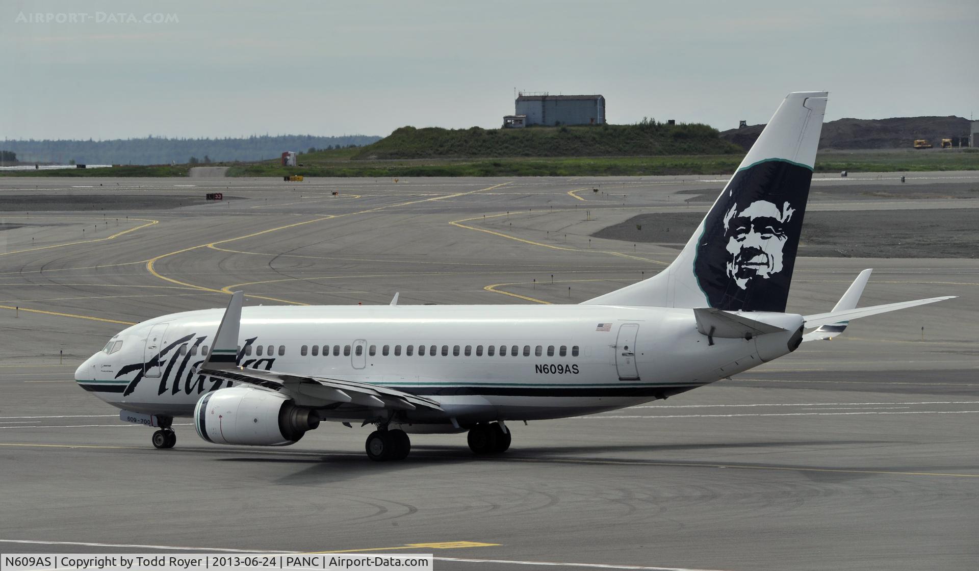 N609AS, 1999 Boeing 737-790 C/N 29752, Taxiing at Anchorage