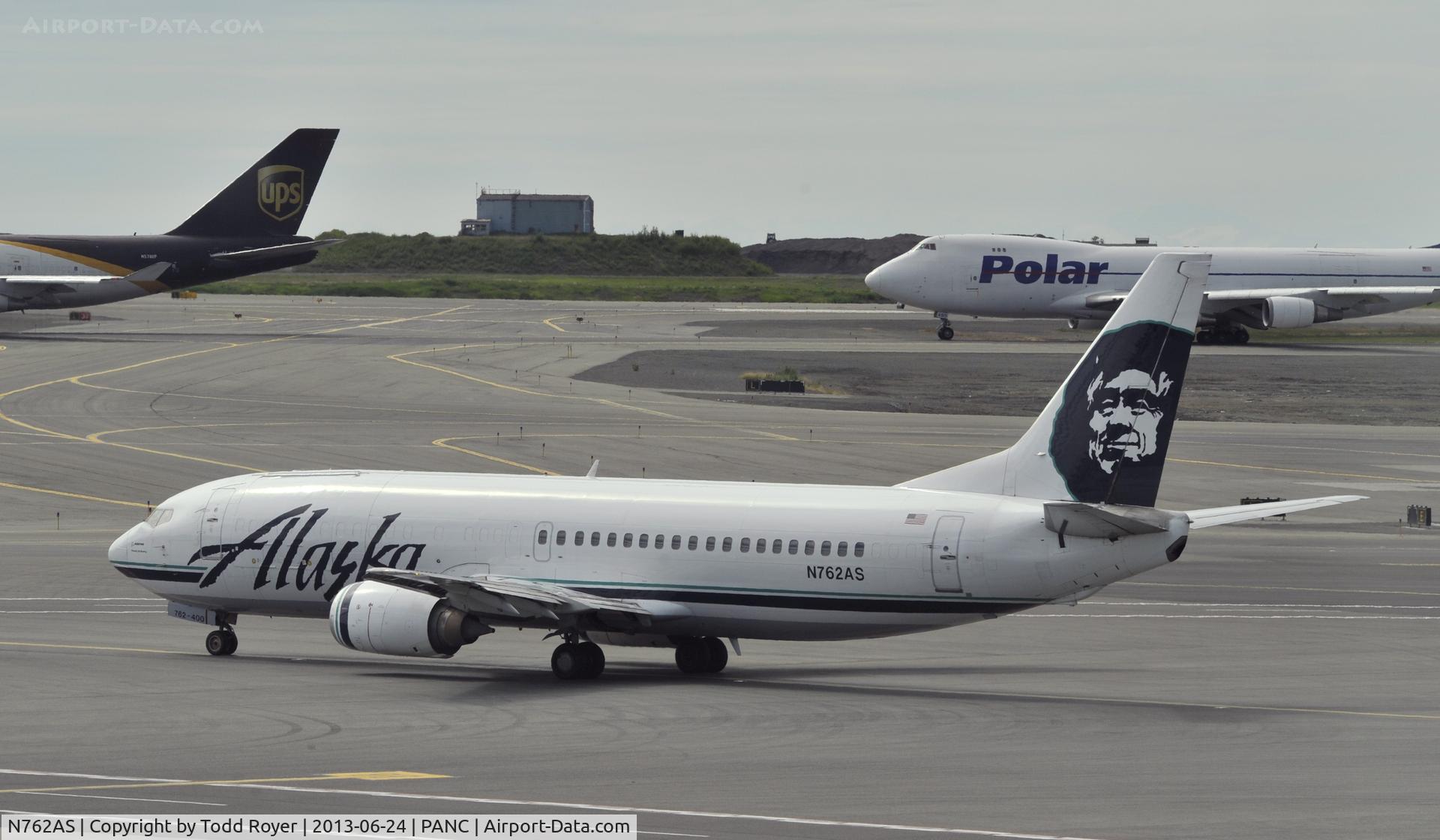 N762AS, 1992 Boeing 737-4Q8 C/N 25099, Taxiing at Anchorage