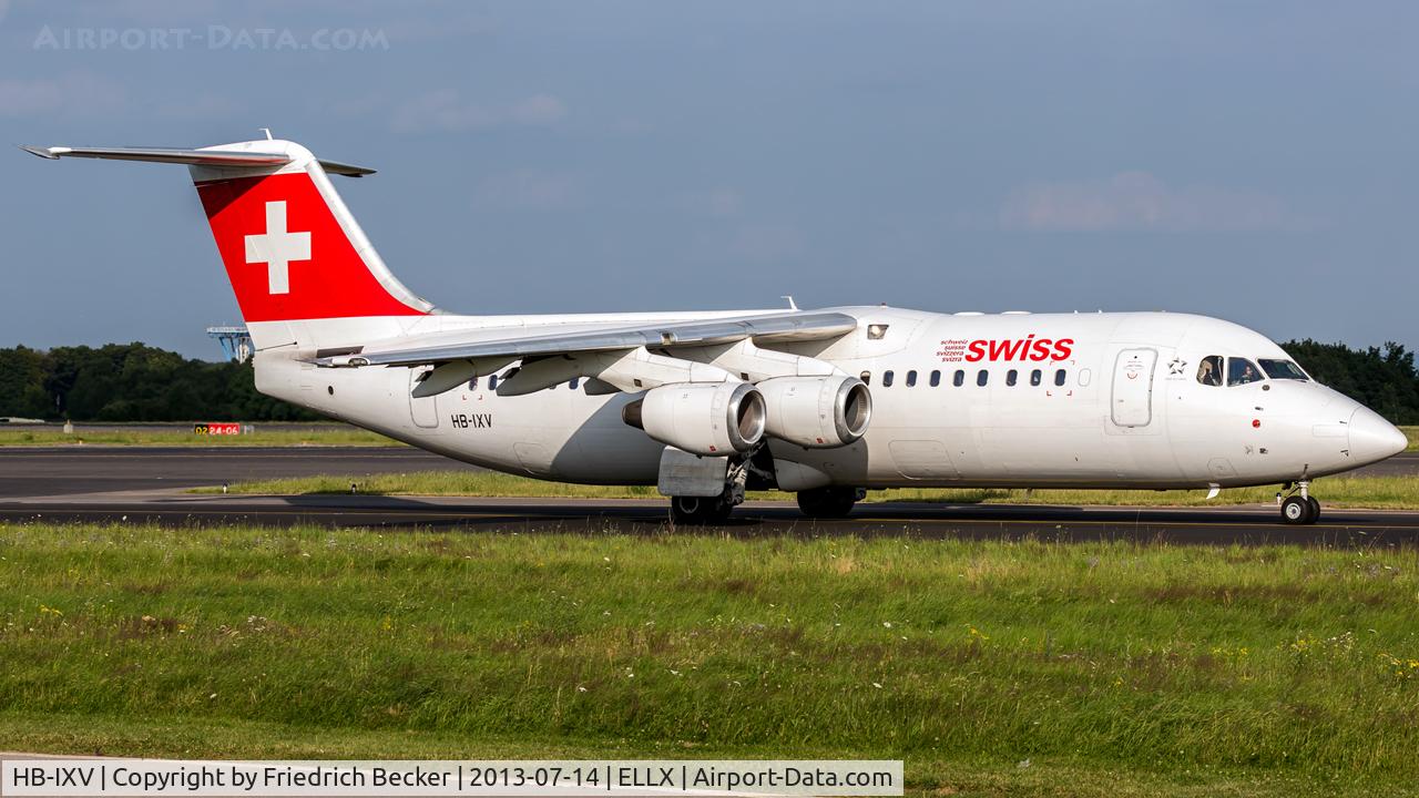 HB-IXV, 1995 British Aerospace Avro 146-RJ100 C/N E3274, taxying to the active