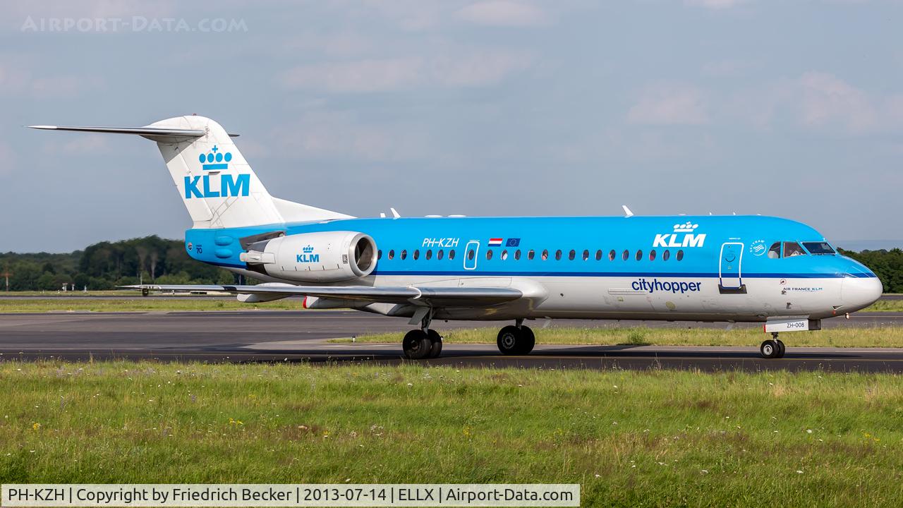 PH-KZH, 1997 Fokker 70 (F-28-0070) C/N 11583, taxying to the active