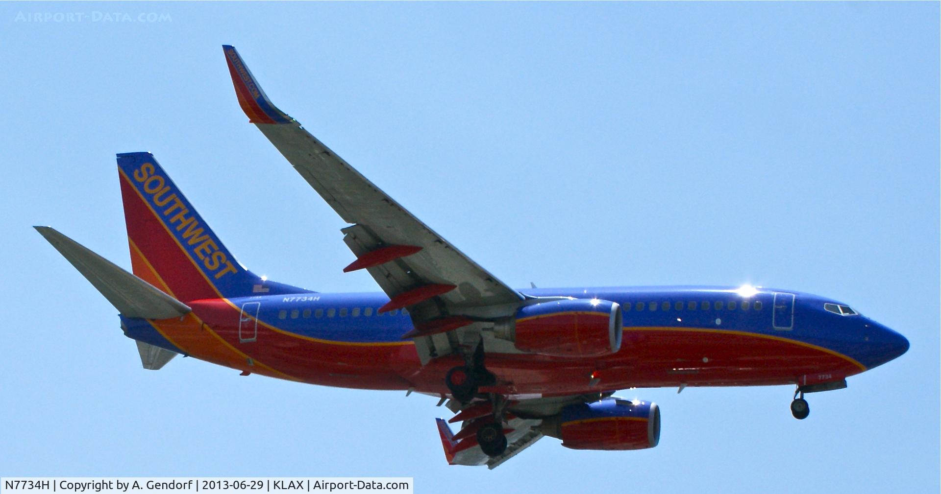 N7734H, 2006 Boeing 737-7BD C/N 33923, Southwest Airlines, seen here on short finals RWY 24R at Los Angeles Int´l(KLAX)