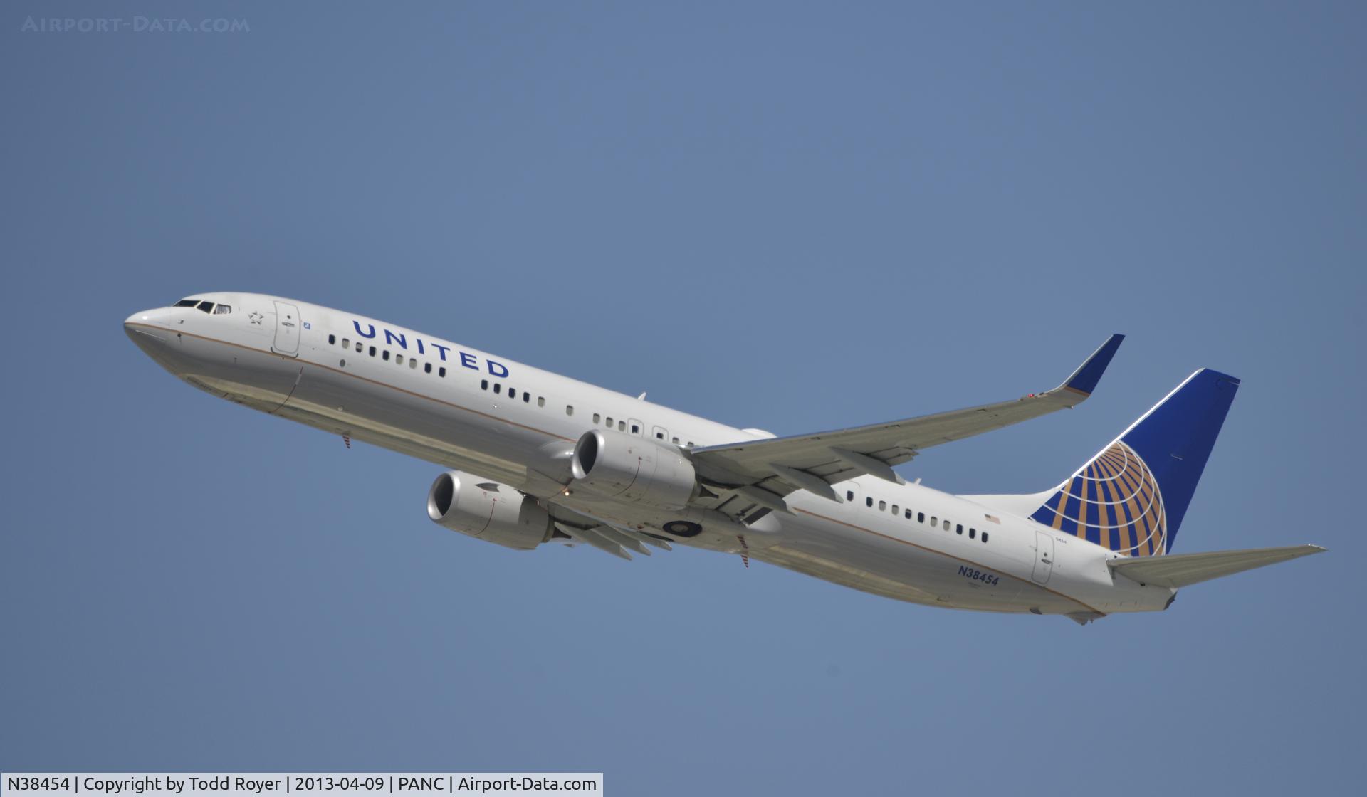 N38454, 2012 Boeing 737-924/ER C/N 31640, Departing Anchorage
