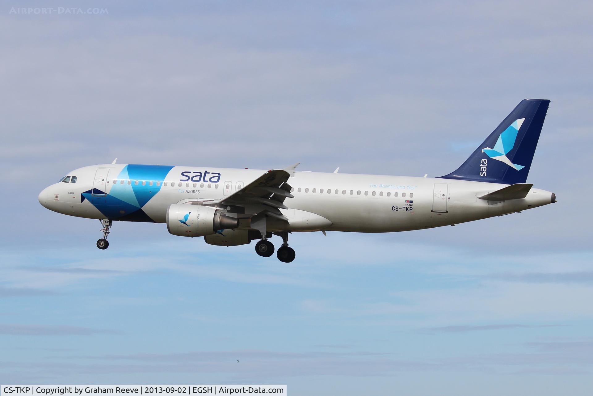CS-TKP, 2003 Airbus A320-214 C/N 2011, About to land at Norwich.
