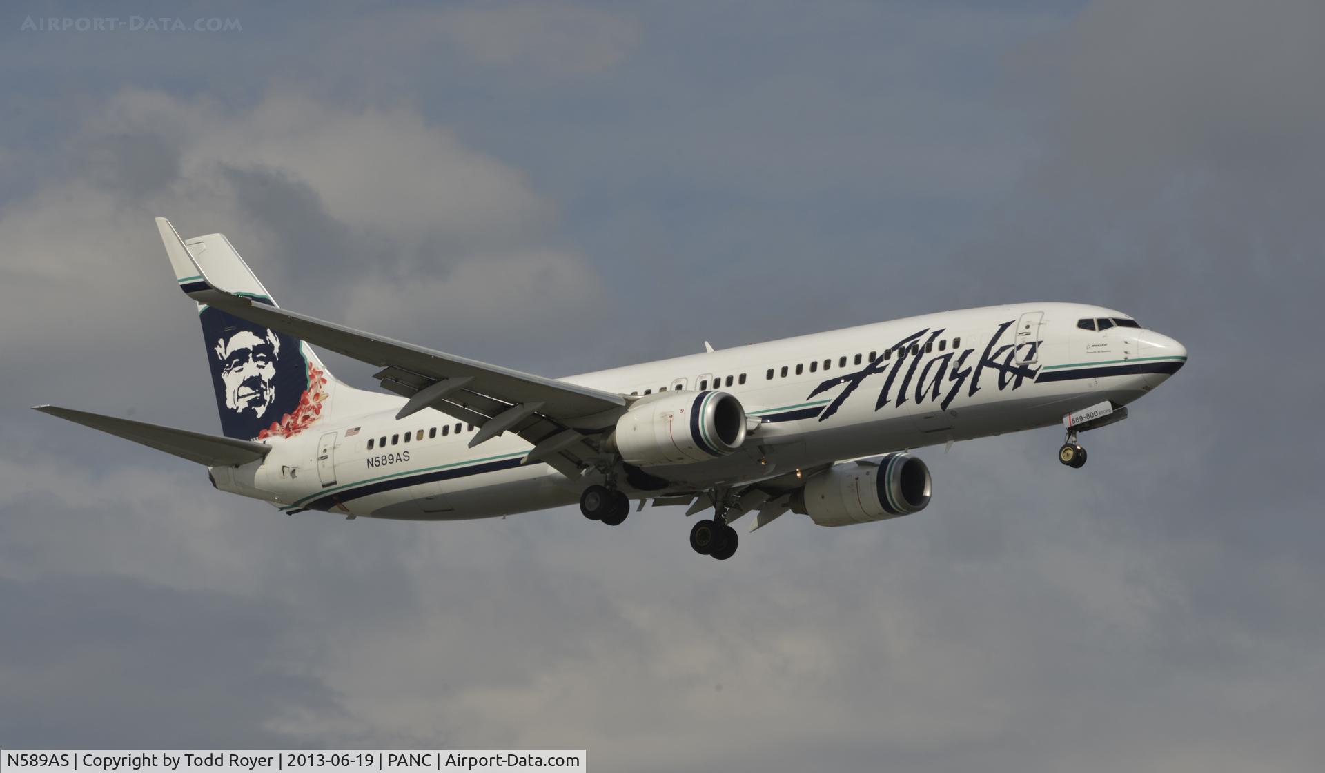 N589AS, 2007 Boeing 737-890 C/N 35686, Arriving at Anchorage