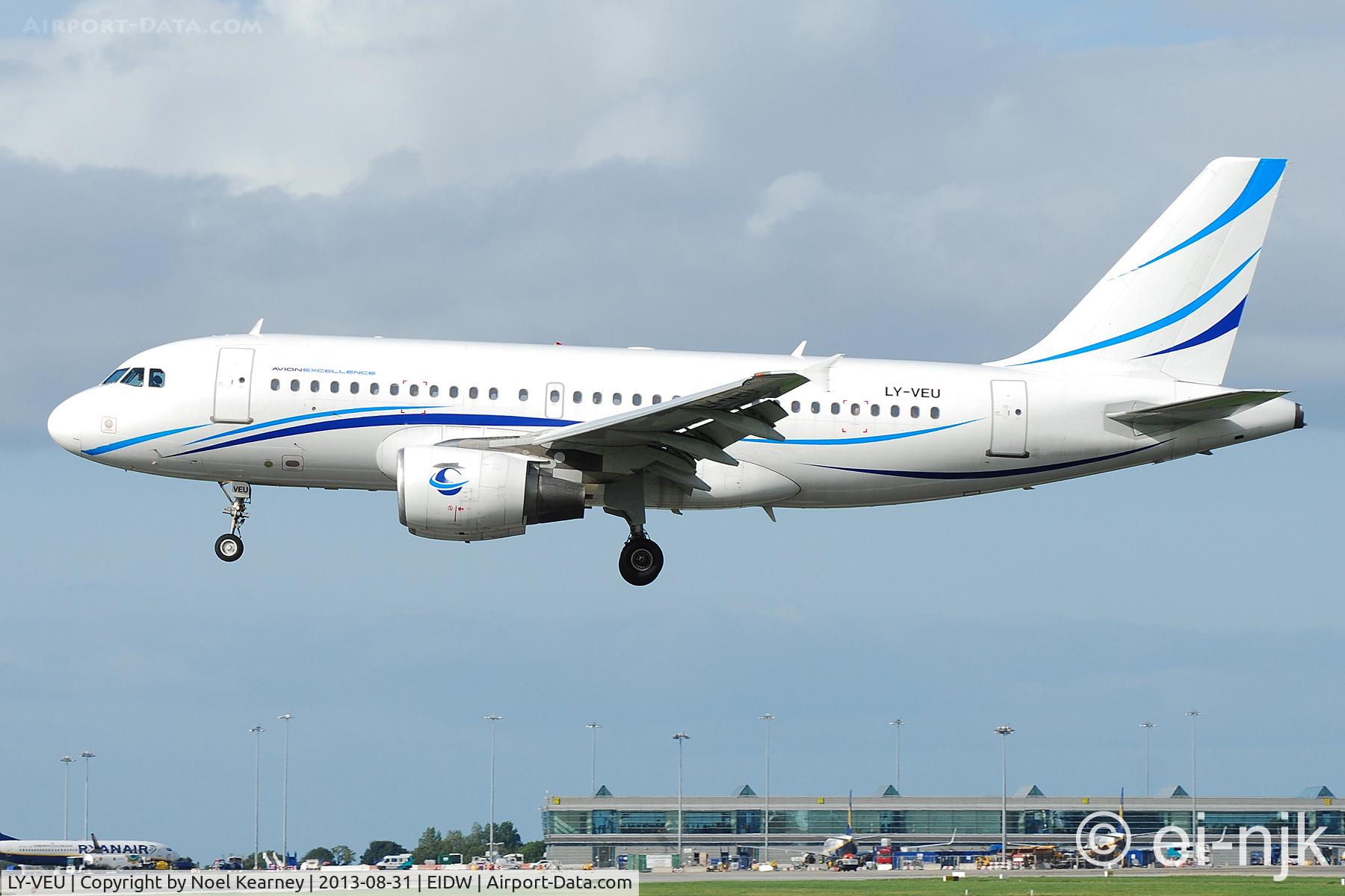 LY-VEU, 2000 Airbus A319-112 C/N 1283, Landing Rwy 28 at Dublin.