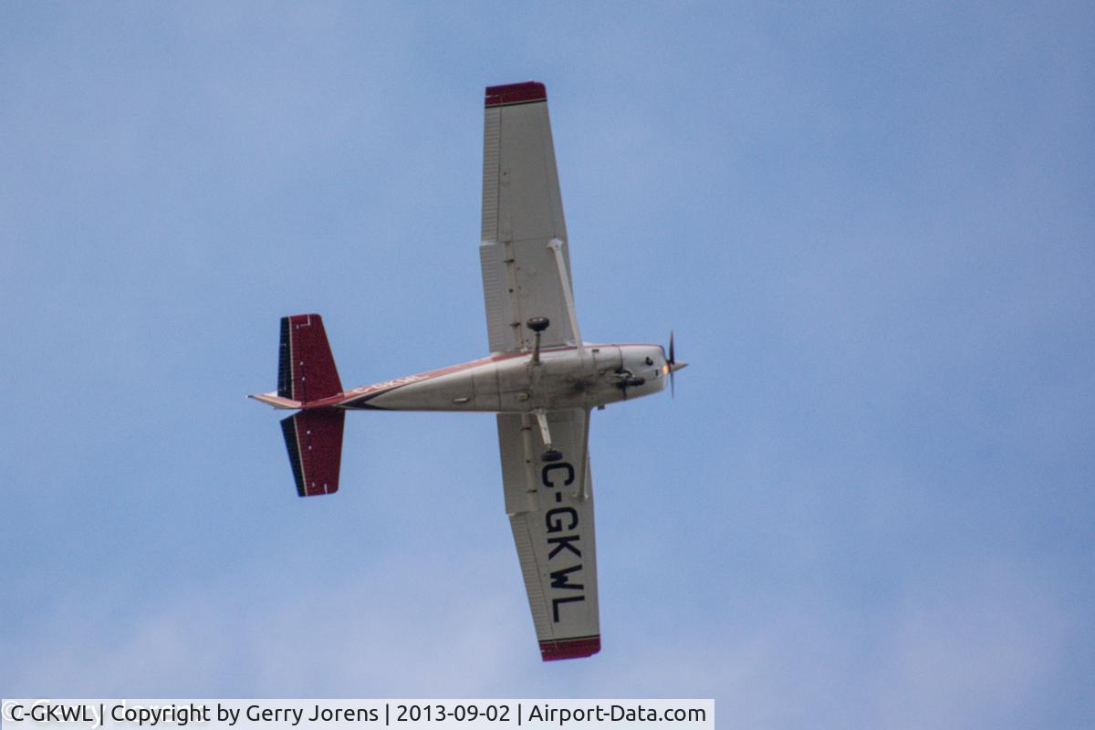 C-GKWL, 1976 Cessna 172N C/N 17268441, Flying in small orbits over Aurora, ON.