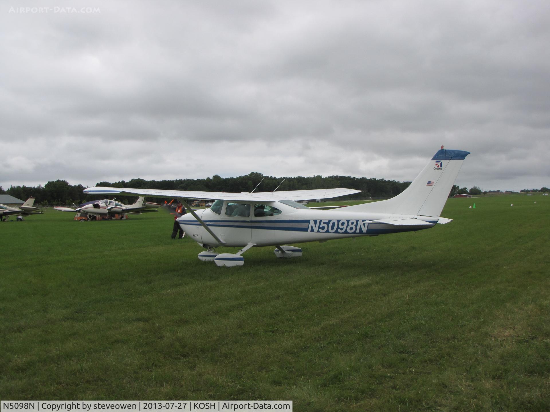 N5098N, 1980 Cessna 182Q Skylane C/N 18267513, heading to the Camp rounds at Oshkosh