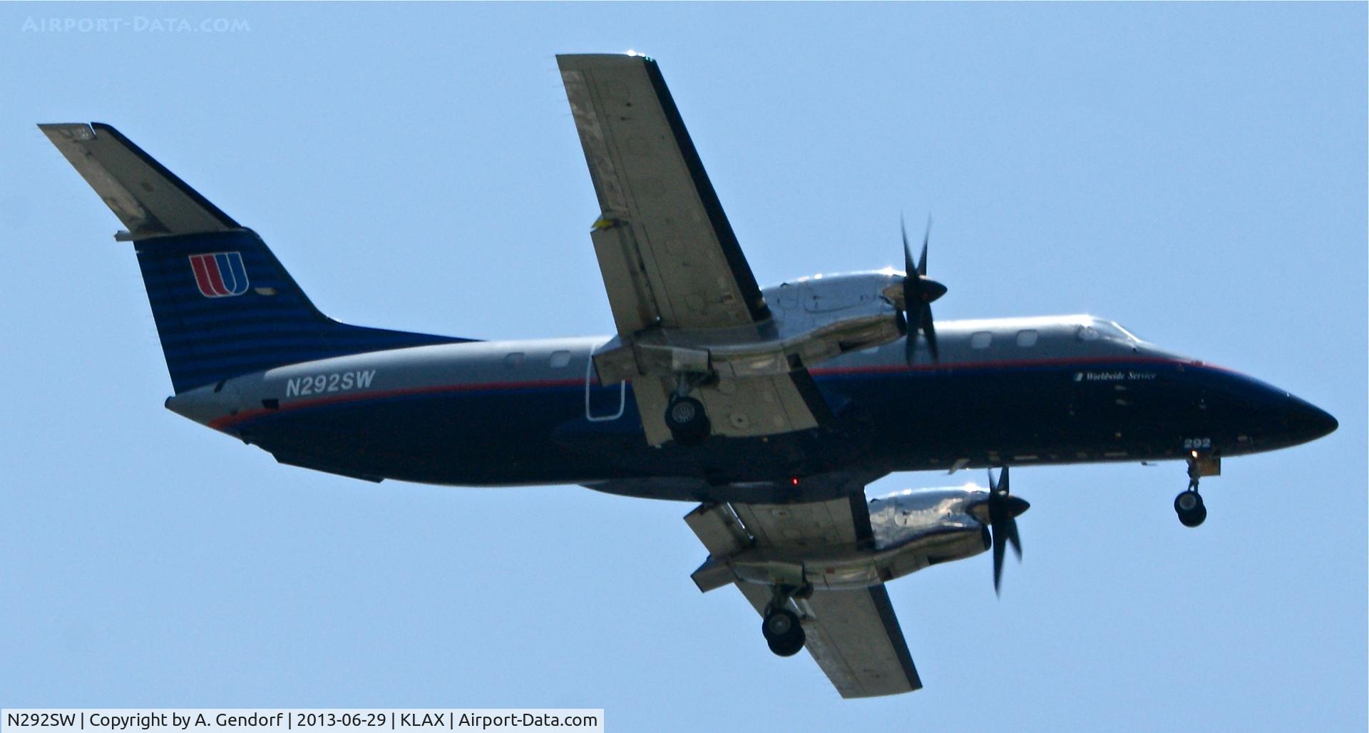 N292SW, 1996 Embraer EMB-120ER Brasilia C/N 120.319, Sky West (United Express), is here on short finals RWY 24R at Los Angeles Int´l(KLAX)