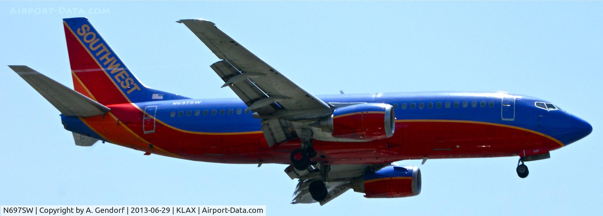 N697SW, 1988 Boeing 737-3TO C/N 23838, Southwest Airlines, approaching RWY 24R at Los Angeles Int´l(KLAX)