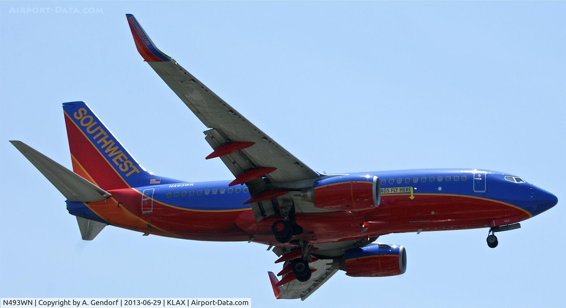 N493WN, 2004 Boeing 737-7H4 C/N 32477, Southwest Airlines, is landing at Los Angeles Int´l(KLAX)