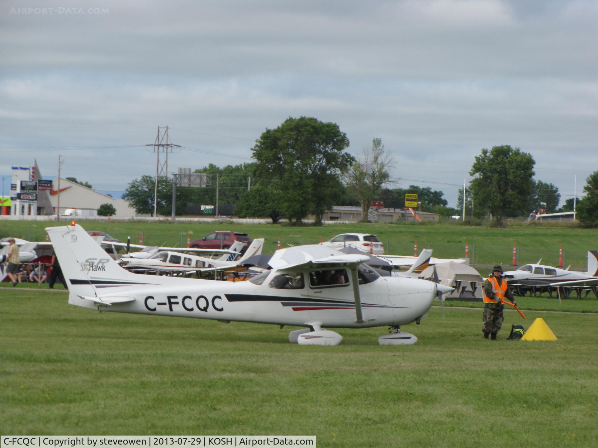 C-FCQC, 2002 Cessna 172S Skyhawk SP C/N 172S9270, Taxing at Oshkosh