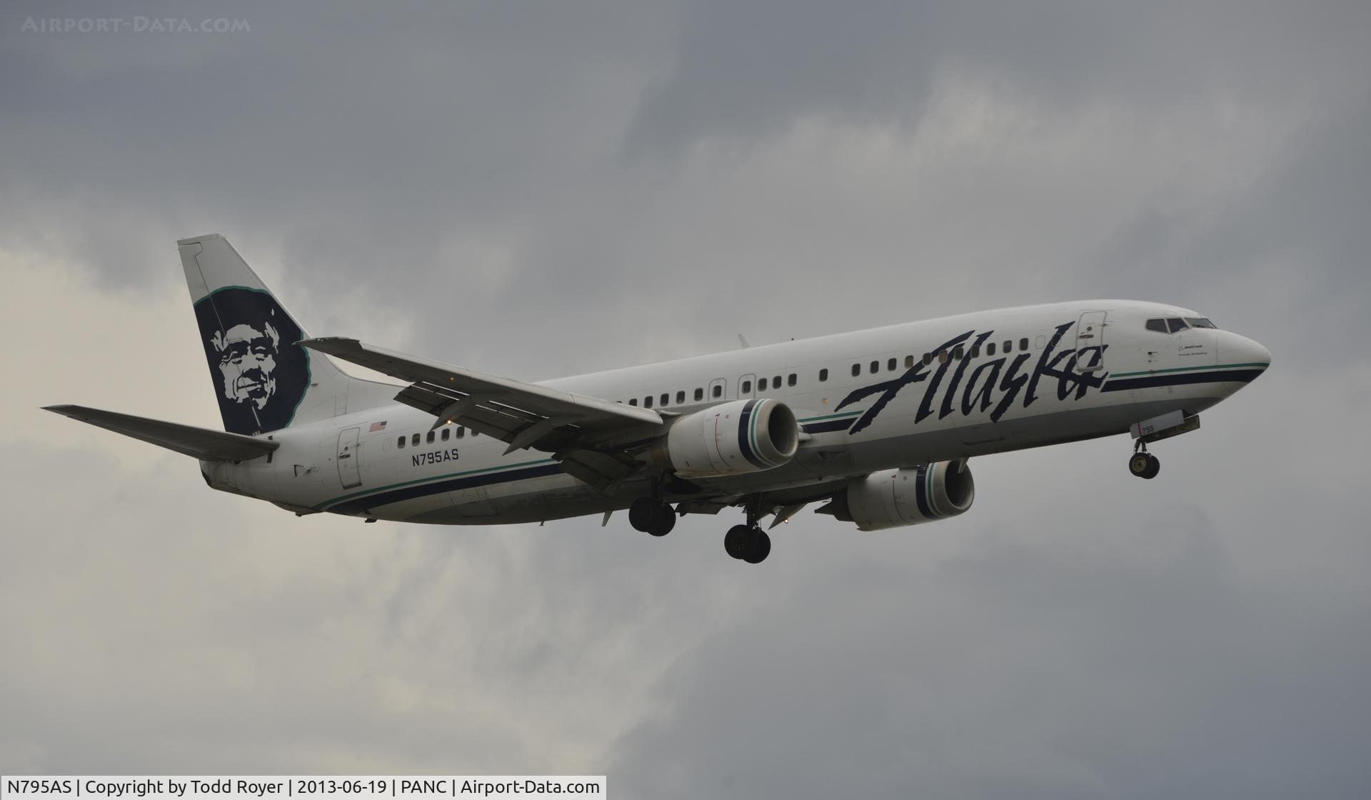 N795AS, 1998 Boeing 737-490 C/N 28890, Arriving at Anchorage