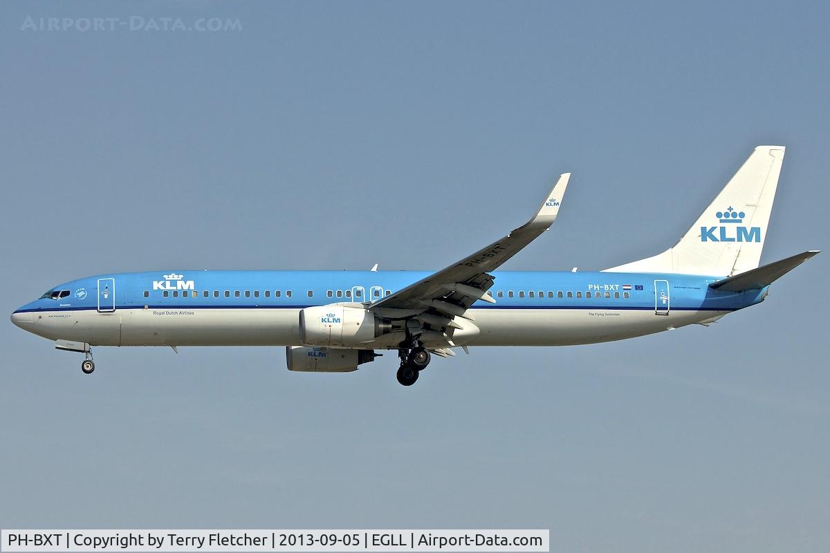 PH-BXT, 2004 Boeing 737-9K2 C/N 32944, On approach to London Heathrow