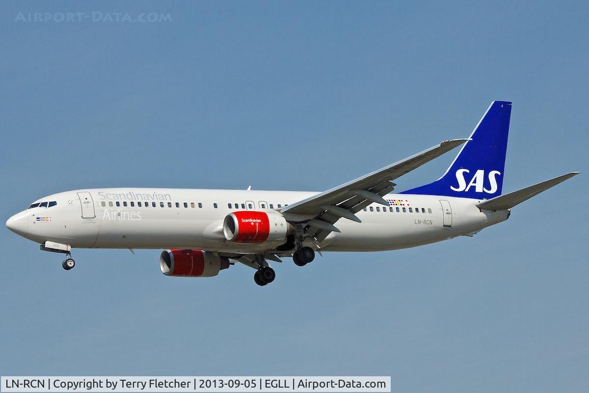LN-RCN, 2000 Boeing 737-883 C/N 28318, On approach to London Heathrow