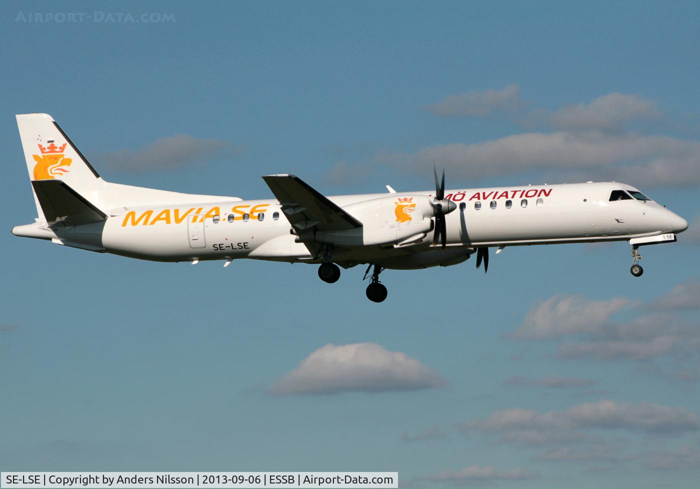 SE-LSE, 1997 Saab 2000 C/N 2000-046, On final approach for runway 12.