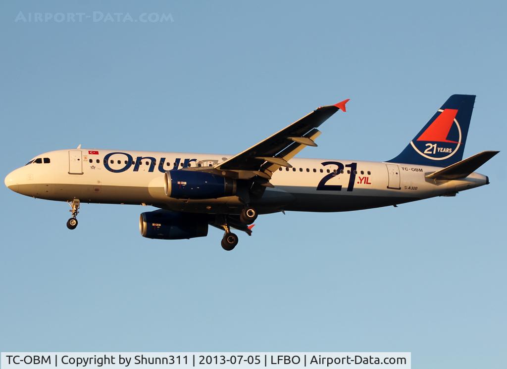TC-OBM, 1997 Airbus A320-232 C/N 676, Landing rwy 32L with 21th anniversary patch...