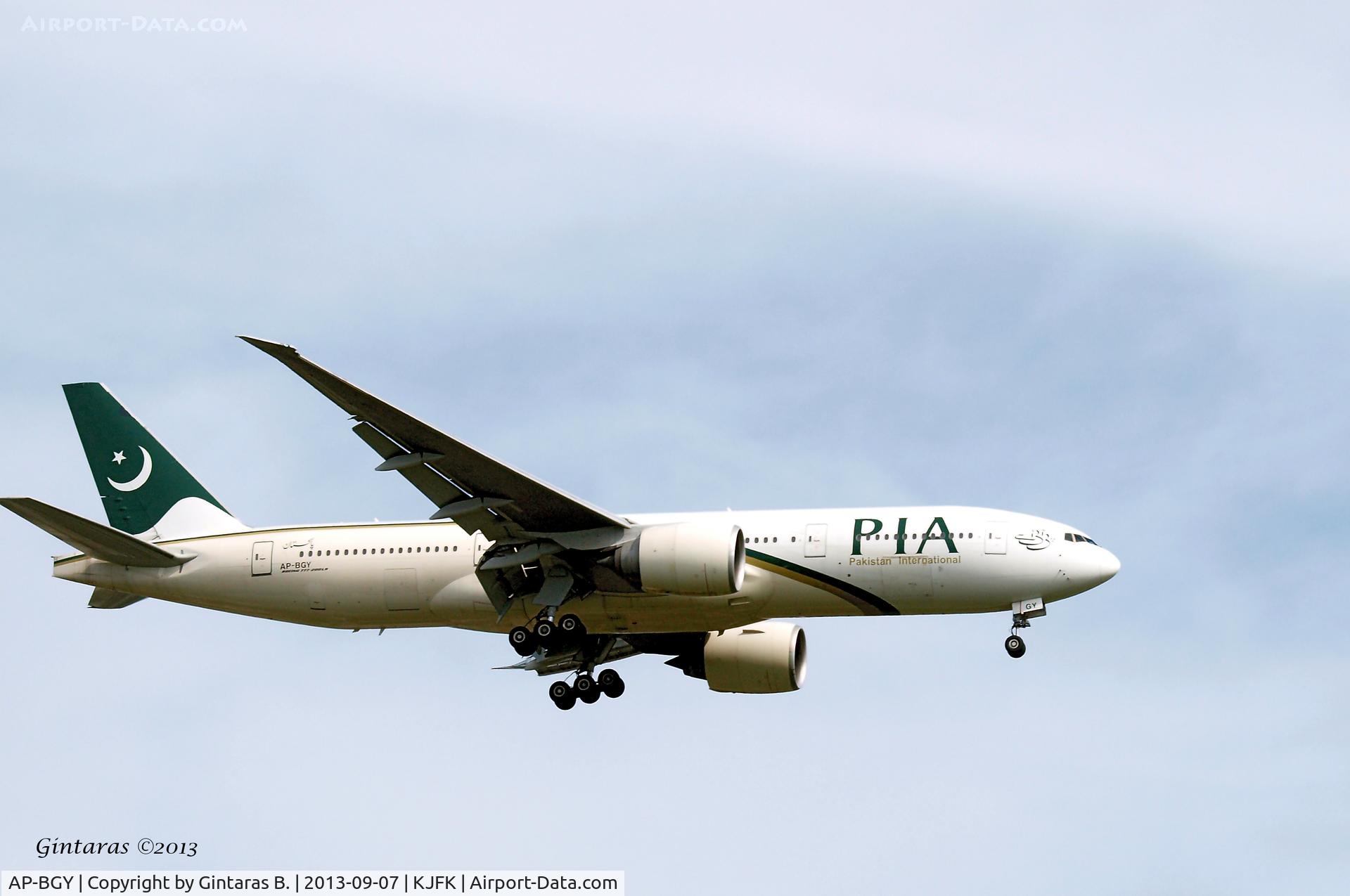 AP-BGY, 2005 Boeing 777-240/LR C/N 33781, Coming to a landing @ JFK 22L